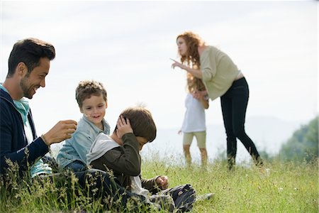 solletico - Family spending time together outdoors Fotografie stock - Premium Royalty-Free, Codice: 633-05401676