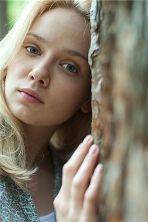 simsearch:633-05401416,k - Young woman leaning against tree, portrait Stock Photo - Premium Royalty-Free, Code: 633-05401696