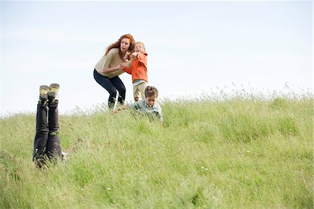 parent seul - Famille de s'amuser dans le champ Photographie de stock - Premium Libres de Droits, Code: 633-05401691