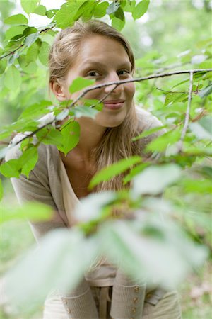 Young woman behind tree branches Foto de stock - Sin royalties Premium, Código: 633-05401715