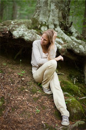 Woman sitting at base of tree in woods Foto de stock - Sin royalties Premium, Código: 633-05401765