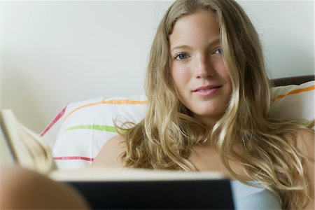 simsearch:633-05401400,k - Young woman relaxing with book, portrait Fotografie stock - Premium Royalty-Free, Codice: 633-05401834