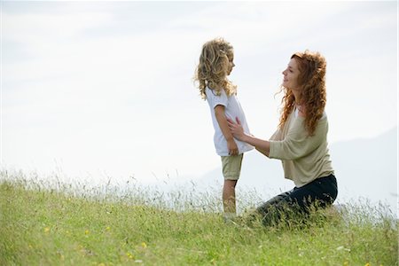 Mother comforting young daughter outdoors Foto de stock - Sin royalties Premium, Código: 633-05401842