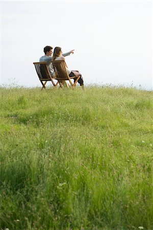 pradera - Couple sitting on chairs on top of hill looking at view, man pointing toward distance Foto de stock - Sin royalties Premium, Código: 633-05401896