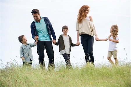 familia grande - Family holding hands together outdoors Foto de stock - Sin royalties Premium, Código: 633-05401897