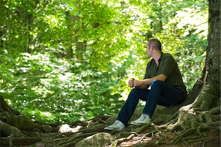 Man sitting on tree roots in woods Foto de stock - Sin royalties Premium, Código: 633-05401929