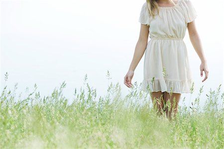 simsearch:633-05402103,k - Young woman walking in tall grass, cropped Foto de stock - Sin royalties Premium, Código: 633-05401967