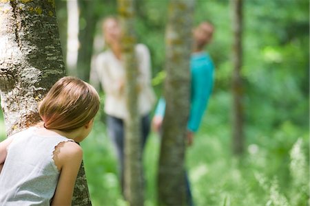 Girl hiding behind tree Foto de stock - Sin royalties Premium, Código: 633-05402062