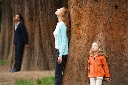 respiro profundo - Mother and daughter leaning against tree trunk, breathing fresh air Foto de stock - Sin royalties Premium, Código: 633-05402183