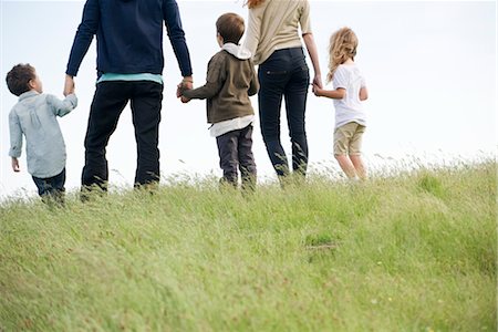 Familie zusammen Wandern im Feld, Rückansicht Stockbilder - Premium RF Lizenzfrei, Bildnummer: 633-05402218