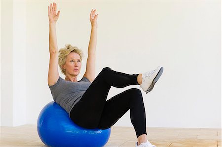 simsearch:633-06355053,k - Femme mature, faire le même exercice de pilates sur ballon de fitness Photographie de stock - Premium Libres de Droits, Code: 633-06322207