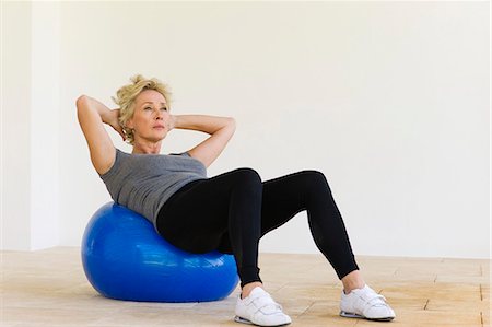 pilates - Femme mature faire des redressements assis sur le ballon de fitness Photographie de stock - Premium Libres de Droits, Code: 633-06322264