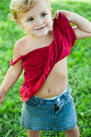 stomach (lower abdomen) - Baby girl lifting shirt up, portrait Foto de stock - Sin royalties Premium, Código: 633-06322630