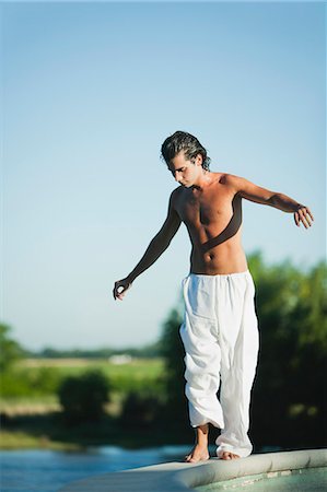 simsearch:632-06317105,k - Topless jeune homme debout sur le bord de la piscine Photographie de stock - Premium Libres de Droits, Code: 633-06354635