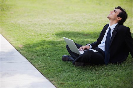 simsearch:632-06354389,k - Junger Geschäftsmann auf Gras mit Laptop-Computer zu sitzen, nachschlagen und Lächeln Stockbilder - Premium RF Lizenzfrei, Bildnummer: 633-06354642