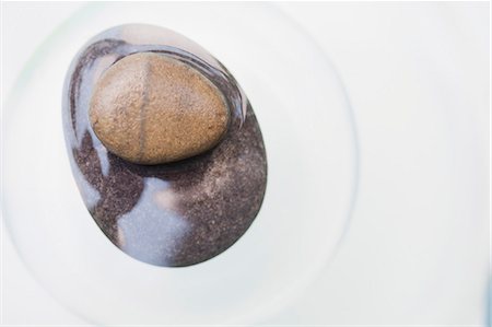 pebble - Two stacked stones partially submerged in water Foto de stock - Sin royalties Premium, Código: 633-06354740