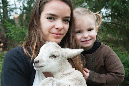 Teenage girl and little sister with pet lamb, portrait Foto de stock - Sin royalties Premium, Código: 633-06354793