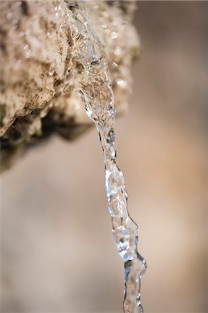 pureté (propreté) - L'eau s'écoulant sur des roches, gros plan Photographie de stock - Premium Libres de Droits, Code: 633-06355037