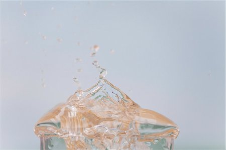 explosivo - Water splashing out of glass Foto de stock - Sin royalties Premium, Código: 633-06355058