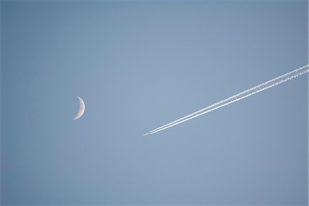 simsearch:633-06406753,k - Vapor trail and crescent moon in sky Stock Photo - Premium Royalty-Free, Code: 633-06406377