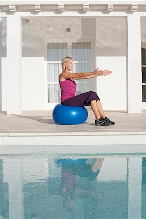 pool side - Young woman doing exercise on fitness ball at poolside Foto de stock - Sin royalties Premium, Código: 633-06406504