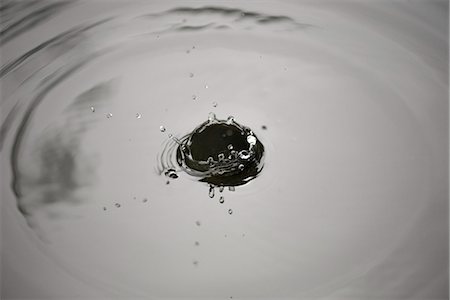 Drop splashing on surface of water Stock Photo - Premium Royalty-Free, Code: 633-06406784