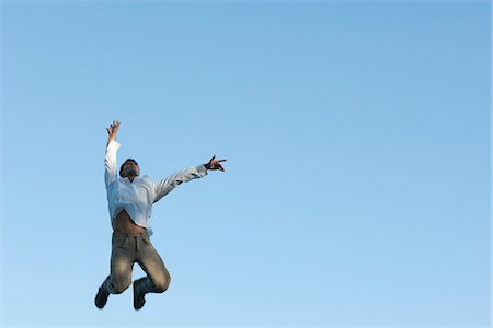 simsearch:632-06317605,k - Homme sautant en l'air Photographie de stock - Premium Libres de Droits, Code: 633-06406813