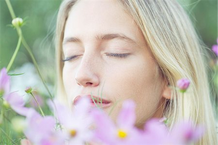 Woman smelling flowers Foto de stock - Sin royalties Premium, Código: 633-08150706