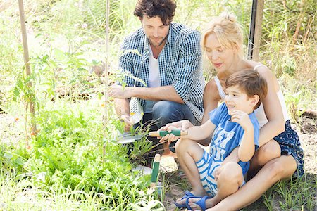 Parents teaching little boy how to garden Foto de stock - Sin royalties Premium, Código: 633-08150733