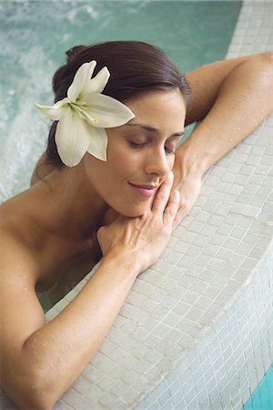 simsearch:632-07809580,k - Woman in pool, resting head on arms Foto de stock - Sin royalties Premium, Código: 633-08150832