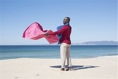 simsearch:632-05816072,k - Man at the beach, holding blanket in the breeze Photographie de stock - Premium Libres de Droits, Code: 633-08150845
