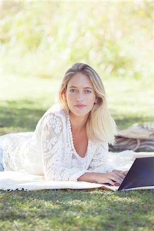College student using laptop outdoors Photographie de stock - Premium Libres de Droits, Code: 633-08150868