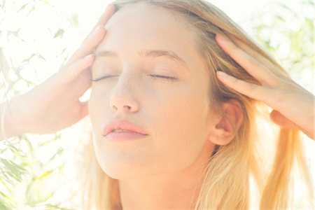 Woman holding head, portrait Photographie de stock - Premium Libres de Droits, Code: 633-08150897