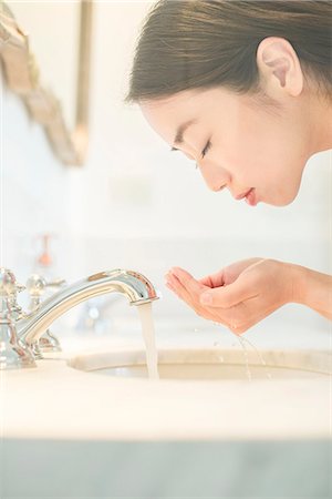 daily life - Woman washing face Foto de stock - Sin royalties Premium, Código: 633-08150904