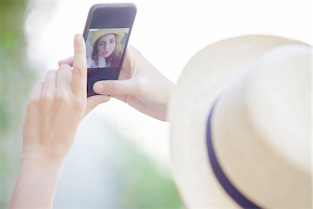 femme une personne - Woman taking selfie with smartphone Photographie de stock - Premium Libres de Droits, Code: 633-08150929