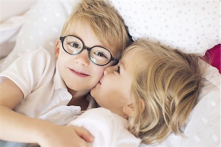 simsearch:693-06403573,k - Little girl kissing big brother Stock Photo - Premium Royalty-Free, Code: 633-08151006