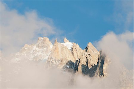 simsearch:633-06406753,k - Mountain peaks surrounded by clouds Stock Photo - Premium Royalty-Free, Code: 633-08151027