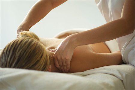 simsearch:633-08150889,k - Woman getting massage Fotografie stock - Premium Royalty-Free, Codice: 633-08151029