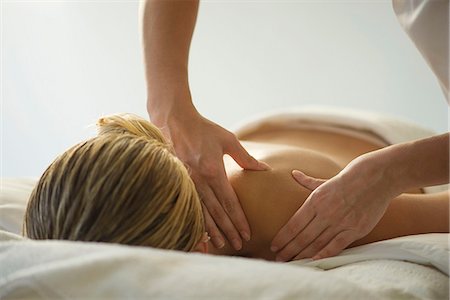 simsearch:633-08150889,k - Woman getting massage Fotografie stock - Premium Royalty-Free, Codice: 633-08151030