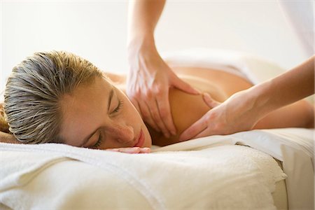 simsearch:633-08150889,k - Woman getting massage Fotografie stock - Premium Royalty-Free, Codice: 633-08151032