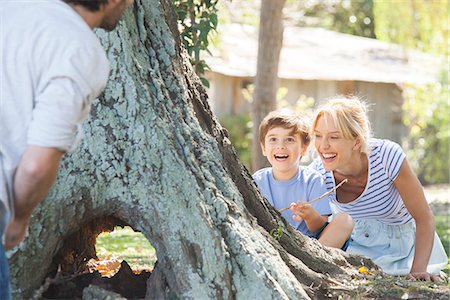 simsearch:632-05845573,k - Young boy and mother hiding behind tree, playing hide-and-seek Photographie de stock - Premium Libres de Droits, Code: 633-08151096