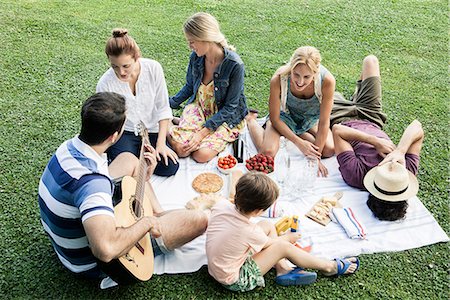 simsearch:632-08001659,k - Summer picnic in the park with family and friends Stock Photo - Premium Royalty-Free, Code: 633-08482007