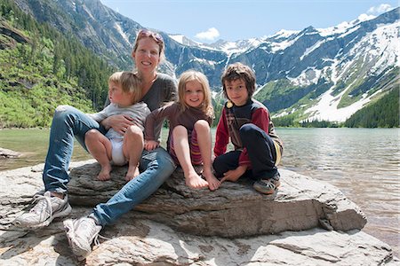 Family sitting together on rock in Glacier National Park, Montana, USA Photographie de stock - Premium Libres de Droits, Code: 633-08482026