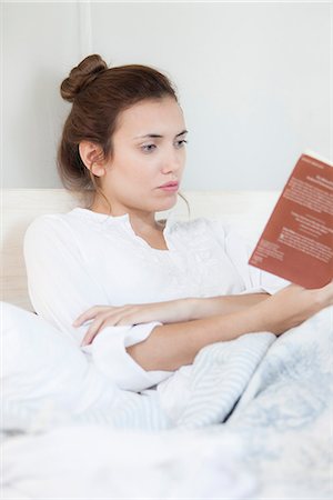 simsearch:633-08151062,k - Woman reading in bed Stock Photo - Premium Royalty-Free, Code: 633-08482115