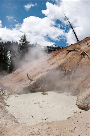 Boiling mudpot in Lassen Volcanic National Park, California, USA Fotografie stock - Premium Royalty-Free, Codice: 633-08482244