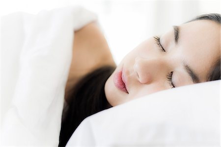 dormire più a lungo - Woman sleeping in bed, close-up Fotografie stock - Premium Royalty-Free, Codice: 633-08482258