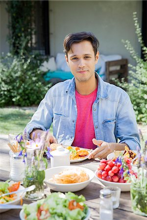 simsearch:633-08726159,k - Man enjoying meal outdoors, portrait Stock Photo - Premium Royalty-Free, Code: 633-08638902