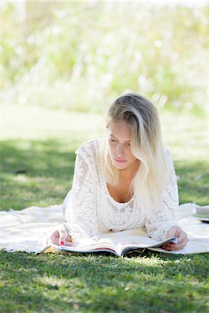 simsearch:633-08151062,k - Woman reading magazine in park Stock Photo - Premium Royalty-Free, Code: 633-08638916