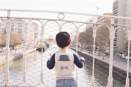 simsearch:633-06322655,k - Little boy standing on bridge looking over canal Stock Photo - Premium Royalty-Free, Code: 633-08638924