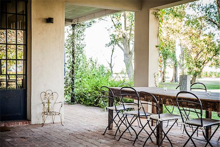 Table and chairs set on house veranda Foto de stock - Sin royalties Premium, Código: 633-08639007